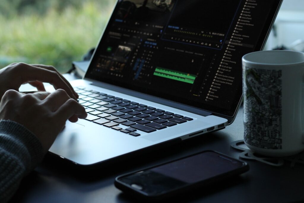 emprendedor usando IA para crear ingresos